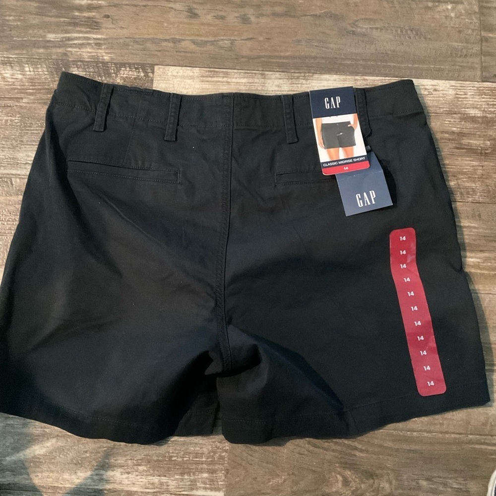 Gap Mid-rise Women’s Black Shorts.  SIZE 14 NWT - Picture 3 of 5
